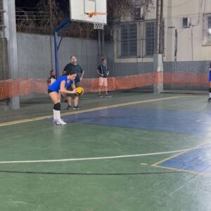 Maicon Souza Instagram - Q jogo emocionante! Hoje venho aqui somente agradecer, a Deus primeiramente por ter dado um dom lindo pra @gabysouza.a8, a @rippervolei por passar tanto ensinamento pra ela, ao técnico @marcorippervolei por ver tanto potencial nela e a @4healthperformance por dar toda preparação q ela precisa pra aguentar um dia inteiro de jogo. Sai de lá feliz em ouvir o técnico elogiando o trabalho de vcs com a Gabrielly, q se não fosse essa preparação ela não aguentaria.. E como mãe meu coração transborda em ouvir tantas coisas boas da minha filha. Tenho certeza q vc tem um lindo futuro no vôlei. Voa meu amor. ❤️🙏🏻
