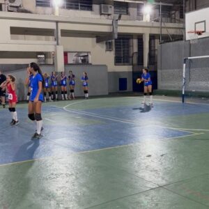 Maicon Souza Instagram - Q jogo emocionante! Hoje venho aqui somente agradecer, a Deus primeiramente por ter dado um dom lindo pra @gabysouza.a8, a @rippervolei por passar tanto ensinamento pra ela, ao técnico @marcorippervolei por ver tanto potencial nela e a @4healthperformance por dar toda preparação q ela precisa pra aguentar um dia inteiro de jogo. Sai de lá feliz em ouvir o técnico elogiando o trabalho de vcs com a Gabrielly, q se não fosse essa preparação ela não aguentaria.. E como mãe meu coração transborda em ouvir tantas coisas boas da minha filha. Tenho certeza q vc tem um lindo futuro no vôlei. Voa meu amor. ❤️🙏🏻