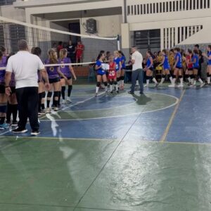 Maicon Souza Instagram - Q jogo emocionante! Hoje venho aqui somente agradecer, a Deus primeiramente por ter dado um dom lindo pra @gabysouza.a8, a @rippervolei por passar tanto ensinamento pra ela, ao técnico @marcorippervolei por ver tanto potencial nela e a @4healthperformance por dar toda preparação q ela precisa pra aguentar um dia inteiro de jogo. Sai de lá feliz em ouvir o técnico elogiando o trabalho de vcs com a Gabrielly, q se não fosse essa preparação ela não aguentaria.. E como mãe meu coração transborda em ouvir tantas coisas boas da minha filha. Tenho certeza q vc tem um lindo futuro no vôlei. Voa meu amor. ❤️🙏🏻