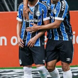 Maicon Souza Instagram - “Ele me liga e pergunta: você que ser feliz?” 👀

E assim recomeçou a história do @diegosouzads87 no Grêmio 🔵⚫️

Alguma ação pro canal do ytb!
 🎙️ #TocaESai #DiegoSouza #Podcast #Futebol #Esportes