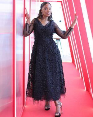 Maïmouna Doucouré Instagram - Clap de fin. 🎬🙌
Un grand merci au @festivaldecannes de m’avoir permis de vivre une aussi formidable expérience ! ✨✨✨

On voit les robes, les strass et les paillettes, on en profite, on savoure autant qu’on peut, quelques jours… avant de replonger dans ce qu’on ne voit pas… tout le travail pour arriver à cette célébration du cinéma.
Les années d’écriture, les nuits blanches, les peurs, les doutes, toutes les étapes qui nous permettent de créer cet imaginaire pour vous faire rêver. 

J’ai été ravie de partager ce fabuleux voyage à la découverte d’œuvres inspirantes, aux côtés de personnes si enrichissantes que sont @xavierdolan, @asmae_el_moudir @vickykrieps et Todd Mc Carthy. 

Un grand merci à ma belle équipe, dévouée pour que je sois un minimum présentable pour cette grande fête du 7ème art 💕

Mon incroyable stylist, amie et bien plus @doli.grace 🙏❤️
Et son équipe :
@lexclusivelofficial  @madame_zou 🙏
Ma délicate et passionnée maquilleuse @biancaby.merveille pour @lorealparis 
Ma superbe coiffeuse qui me fait prendre des risques que je ne regrette jamais @mahery.hair 
Et @_lens___ qui m’avait promis que mes ongles resteraient parfaits pendant deux semaines et qui ne m’a pas menti. 

Puis une très belle première fois… ma rencontre avec l’incroyable Suzel Pietri et ses équipe de @orbismedia. Je n’ai pas de mot, à part merci merci merci.🙏 

Vive le cinéma ! 
Moi, je me remets au boulot… Une certaine Joséphine m’attend… 💃🏽💕
.
.
.
.
.
.

#cannes  #juryuncertainregard #uncertainregard #films #director  #cannesfilmfestival #cinema #travel  #film#photography  #cannesfrance  #fashion #festivaldecannes  #art #movie  #cannesisyours #instagood #redcarpet #redcarpetcannes #carolinecouture #2024couture  #chopardcouture #cannesfilmfestival2024 #chopard #couture