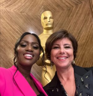 Maïmouna Doucouré Instagram - Après m’avoir remis le prix de la meilleure jeune réalisatrice (Gold Fellowship Award) en 2020, l’Academie des Oscars nous célèbre une nouvelle fois à Londres.

Merci à @theacademy pour l’invitation.
Bravo à la nouvelle Gold Fellowship #sachakostina 🙌

Heureuse d’avoir partagé ce moment avec ma belle et talentueuse @mounia.meddour, la 2ème Gold Fellowship française et les autres Gold du monde entier ! 

Merci @mahery.hair pour l’idée et la coiffure 🖤

#goldfellowshipforwomen #theacademy #womaninfilm #womanempowerment #director #filmmaker #film #movie