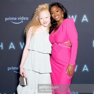 Maïmouna Doucouré Instagram - Une soirée magique, inoubliable ✨✨

Vous étiez près de 3000 personnes à découvrir notre film HAWA en avant-première, dans le plus grand cinéma d’Europe @legrandrex !
Un grand merci à vous public d’avoir répondu présent ! 🙌🙏

@sania.haa  @oumou.sang @thom_astro @yseult @titouan_gerbier et tous les acteurs du films, merci pour votre confiance et votre talent immense ! ❤️

Merci à mes techniciens artistes… Vous avez tout donné ! 😘
J’étais si fière de vous présenter votre travail lors de cette incroyable soirée ! ✨

Merci à l’équipe de production @bienoubienprod , best team ever ! 🔥

Et pour finir, un grand merci à @primevideofr , @tomadu et toute son équipe, de nous avoir offert cette soirée unique et grandiose🙏
Merci de mettre en avant des récits pluriels qui reflètent la France d’aujourd’hui. 💫 

Crédit photo : @sanktyo.raw 

#hawalefilm #hawa #primevideo #legrandrex #avantpremiere #redcarpet #photocall #film