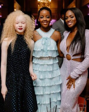 Maïmouna Doucouré Instagram - Quelle soirée !!!
Avec Sania, je crois qu’on s’en souviendra longtemps ✨🥰🎉
On a été invitées à une soirée d’exception, les Tribute Awards x @bulgari ! 🤩

On y a rencontré des talents incroyables comme @thuso.mbedu (l’actrice de The Underground Railraod et Woman King) et tant d’autres…
Également une très belle découverte, cet artiste poète/chanteur à la voix hypnotique @mustafathepoet…🙏

Merci à @nicolasbessonofficial pour cette sublime robe.🙏😘
Ainsi qu’à ma styliste @doli.grace @lexclusivelofficial ❤️

Make up by me 😉
Hair @haircutee__ 
 @sophie.hsin 

Pour Sania total look @lanvin 
Make up & hair @sophie.hsin 

#tiff2022 #hawafilm #director #actress #redcarpet #gala #cinema #film #hawathefilm