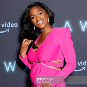 Maïmouna Doucouré Instagram - Une soirée magique, inoubliable ✨✨

Vous étiez près de 3000 personnes à découvrir notre film HAWA en avant-première, dans le plus grand cinéma d’Europe @legrandrex !
Un grand merci à vous public d’avoir répondu présent ! 🙌🙏

@sania.haa  @oumou.sang @thom_astro @yseult @titouan_gerbier et tous les acteurs du films, merci pour votre confiance et votre talent immense ! ❤️

Merci à mes techniciens artistes… Vous avez tout donné ! 😘
J’étais si fière de vous présenter votre travail lors de cette incroyable soirée ! ✨

Merci à l’équipe de production @bienoubienprod , best team ever ! 🔥

Et pour finir, un grand merci à @primevideofr , @tomadu et toute son équipe, de nous avoir offert cette soirée unique et grandiose🙏
Merci de mettre en avant des récits pluriels qui reflètent la France d’aujourd’hui. 💫 

Crédit photo : @sanktyo.raw 

#hawalefilm #hawa #primevideo #legrandrex #avantpremiere #redcarpet #photocall #film