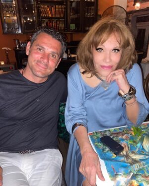 Mairi Hronopoulou Instagram - Η ΜΑΙΡΗ ΧΡΟΝΟΠΟΥΛΟΥ, στο “2mazi”. Ήμουν πάντα υπερεκλεκτική στην αισθητική. Και δεν περίμενα να βρω -φυτεμένη- στην καρδιά του Συντάγματος -συγκεκριμένα στην οδό Νίκης- μια τέτοια γωνιά, με τόση ομορφιά. Ένα τέλειο, θερινό gourmet restaurant, μια τέλεια χειμερινή αίθουσα του εστιατορίου και ακόμα, οικοδομικά στοιχεία που παντρεύουν εξαίσια τον νεοκλασικισμό,  με την παλιά Πλάκα. Εαν προσθέσεις και τις λιχουδιές, κίνδυνος-θάνατος. Στην περίπτωση  που κάνεις δίαιτα, μακριά! Εγώ πάντως θα ξαναπάω... Έστω, για ένα ποτό! ΜΑΙΡΗ ΧΡΟΝΟΠΟΥΛΟΥ, ή δική σας ΜΑΙΡΗ! Ή μήπως Μαιρούλα?!!!
