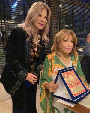 Mairi Hronopoulou Instagram - Ακολουθεί άλμπουμ φωτογραφιών ⭐️Σεμνή τελετή βράβευσης της Μαίρης Χρονοπούλου, για το ανθρωπιστικό της έργο, από τους lions. 
Σε μία σεμνή τελετή, χαμηλών τόνων -λόγω της φορτισμένης ατμόσφαιρας από τα δραματικά γεγονότα του πολέμου που συγκλονίζει την υφήλιο- βραβεύτηκε η ηθοποιός Μαίρη Χρονοπούλου. 
Για την συνεισφορά της στην τέχνη, αλλά και για την αθέατη πλευρά της ζωής της. Την σπουδαία ανθρωπιστική της δράση, αλλά και την κοινωνική της προσφορά. 
Τη βράβευση της Μαίρης Χρονοπούλου έκανε η πρόεδρος της λέσχης LIONS CLUB KIFFISIA ANNE SULLIVAN, Ευρυδίκη Πόθου Σφακιανάκη.
Τα έσοδα της εκδήλωσης θα διατεθούν για την υποστήριξη του παιδικού καρκίνου. 
Μετά την βράβευση της, η Μαίρη Χρονοπούλου ευχαρίστησε για την τιμητική της διάκριση και μίλησε για τον ανείπωτο πόνο που της προκαλεί η επάρατος νόσος στα μικρά παιδιά. 
Το ίδιο βράδυ με την αγαπημένη ηθοποιό, απονεμήθηκε τιμητική πλακέτα στον υπουργό τουρισμού Βασίλη Κικίλια.
Η βραδιά απονομής πλακετών τιμητικής διάκρισης, πραγματοποιήθηκε την Κυριακή 27, Φεβρουαρίου 2022, στις 8:30 το βράδυ, σε λαμπερή αίθουσα των Νοτίων Προαστείων.
Οι τιμητικές διακρίσεις απονεμήθηκαν εν όψη της κοπής της πρωτοχρονιάτικης πίτας των LIONS CLUB KIFFISIA ANNE SULLIVAN. 
Αμέσως μετά παρατέθηκε δείπνο στο οποίο παρέστησαν προσωπικότητες από τον χώρο της πολιτικής σκηνής, της τοπικής αυτοδιοίκησης, του πολιτισμού, της τέχνης, της επιστήμης, και του επιχειρηματικού κόσμου. 
Επίτιμοι προσκεκλημένοι της βραδιάς ο  Κυβερνήτης θέματος 117 Α, Μιχάλης Κλεισαρχάκης, η αμέσως προηγούμενη κυβερνήτης Μαργαρίτα Δασκαλάκη, ο Α' Αντικυβερνήτης Άγγελος Πολυλάς, ο Γραμματέας του Θέματος Μανώλης Βεργετάκης, και η Ταμίας του Θέματος Μαρία Παπαδοπούλου, ο καθηγητης του Χάρβαρντ και χειρουργός οφθαλμολογίας low vision Rehabilitation Στέλιος Καρδιτσάς, ο πλαστικος χειρουργός  Αναστάσιος Τσεκούρας, ο Παναγιώτης Φιλιππας, η Κρίστι Κρανα, η καθηγήτρια πλαστικής χειρουργικής Δεσποινα Κακαγια, ο Γιαννης Τσάκαλος με την σύζυγό του Γλυκερία Τσιτσωνη. 
Την κυρία Χρονοπούλου συνόδευσαν ο δημοσιογράφος και στενός της φίλος Γιάννης Αρμουτιδης και ο σκηνοθέτης Όμηρος Ευστρατιάδης.