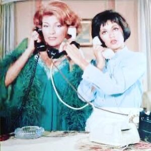 Mairi Hronopoulou Instagram - Πως θέλει η Μαίρη Χρονοπούλου να αποχαιρετήσει αυτό τον κόσμο! 
«Το δικό μου φινάλε!»

«Το τελευταίο «πάρτυ» μου έχει άλλο πλάνο!»

Συνέντευξη στον Γιάννη Αρμουτιδη
ΑΠΟΚΛΕΙΣΤΙΚΟ @armoutidisgiannis 

Παρακολούθησε, πικραμένη, όλη την τελετή «αποχαιρετισμού» της «Μαρθούλας»! Από την τηλεόρασή της. 
«Ήδη, μιάμιση ώρα μετά το θάνατο της Μάρθας, το  τηλέφωνο μου δεν σταμάτησε να χτυπά, ζητώντας δηλώσεις για την τηλεόραση και το διαδύκτιο…»

Στο στεφάνι που έστειλε έγραψε: «Δεν θα σε  ξεχάσω ποτέ Μαρθουλα μου!»
«Γιατί; Γιατί 20 χρόνια, που ήμουν μεταξύ ζωης και θανάτου στα νοσοκομεία, ελαχιστότατες συνάδελφοι ήρθαν να με δούν. Η Δέσποινα Στυλιανοπούλου, η Μπεάτα Ασημακοπούλου και η Μαρθουλα. Καμία άλλη… Καλό κορίτσι!»

Η Μαιρη Χρονοπουλου μίλησε για την καύση μετά το θάνατο. 

«Εγώ το κάνω συμβολαιογραφικά. 
Την όλη διαδικασία παραλαβής της σωρού  μου,  όταν εγκαταλείψω τα εγκόσμια -διότι δεν είναι μόνο η καύσις που με απασχολεί- αλλά και όλη η διαδικασία που θα προηγηθεί.  Τα έχω όλα μυστικά -όπως κι όλη αυτή την ιστορία, υπό απόλυτη σεμνότητα- και λιτά. 

Η τελευταία μου εναπόθεση θα είναι σε λευκό χρώμα. Κι όχι φέρετρο. Κανείς δεν θα ξέρει που θα βρίσκομαι. 
Το τελευταίο «πάρτυ» μου έχει άλλο πλάνο! Η καύση είναι ένας εξαγνισμός! Είναι προτιμότερο να σε σπαράζουν σκαθάρια και σκουλίκια; 
Γιατί φοβούνται οι άνθρωποι τον θάνατο; Δείξτε μου -σε όλη την ανθρώπινη ιστορία- έναν αθάνατο! 
Έζησε ποτέ κανείς αιώνια; Μια απλή μετάβαση είναι! Είναι η μοίρα μας.» 

Έκλαψες για τον θάνατο της Μάρθας; 
«Δεν έχω εύκολο πια το κλάμα, εδώ και πολύ καιρό. Κλαίει μόνο το μέσα μου!»
 
Οι φίλοι σου συμφωνούν με την απόφαση σου για καύση; 
«Δεν τη δημοσιοποιώ κιόλας κάθε μέρα. Εκείνο που είναι βέβαιο ένας πολύ πολύ αγαπητός μου άνθρωπος γίνεται έξαλλος όταν το ακούει. Και είπε ότι θα κάνει το παν για να το εμποδίσει! Λυπάμαι καλέ μου που οι απόψεις μας διίστανται!»

Μ αρέσει να μιλάω με τη Μαιρη Χρονοπούλου. Αλλά και για τους δυο μας, το συγκεκριμένο θέμα έχει τελειώσει πια! Απλά αποχαιρετούμε, και οι δυο, τη φιλη μας. 
@enikosgr @espresssonewsgr @tlifegr @ethnosgr @kathimerini @newsbombgr @in.gr_ @topontikilive @newsbreak.gr @gossiptv