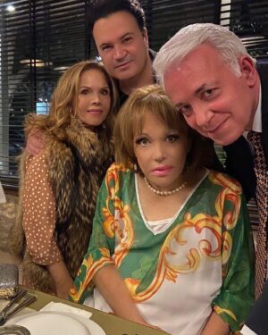 Mairi Hronopoulou Instagram - Ακολουθεί άλμπουμ φωτογραφιών ⭐️Σεμνή τελετή βράβευσης της Μαίρης Χρονοπούλου, για το ανθρωπιστικό της έργο, από τους lions. 
Σε μία σεμνή τελετή, χαμηλών τόνων -λόγω της φορτισμένης ατμόσφαιρας από τα δραματικά γεγονότα του πολέμου που συγκλονίζει την υφήλιο- βραβεύτηκε η ηθοποιός Μαίρη Χρονοπούλου. 
Για την συνεισφορά της στην τέχνη, αλλά και για την αθέατη πλευρά της ζωής της. Την σπουδαία ανθρωπιστική της δράση, αλλά και την κοινωνική της προσφορά. 
Τη βράβευση της Μαίρης Χρονοπούλου έκανε η πρόεδρος της λέσχης LIONS CLUB KIFFISIA ANNE SULLIVAN, Ευρυδίκη Πόθου Σφακιανάκη.
Τα έσοδα της εκδήλωσης θα διατεθούν για την υποστήριξη του παιδικού καρκίνου. 
Μετά την βράβευση της, η Μαίρη Χρονοπούλου ευχαρίστησε για την τιμητική της διάκριση και μίλησε για τον ανείπωτο πόνο που της προκαλεί η επάρατος νόσος στα μικρά παιδιά. 
Το ίδιο βράδυ με την αγαπημένη ηθοποιό, απονεμήθηκε τιμητική πλακέτα στον υπουργό τουρισμού Βασίλη Κικίλια.
Η βραδιά απονομής πλακετών τιμητικής διάκρισης, πραγματοποιήθηκε την Κυριακή 27, Φεβρουαρίου 2022, στις 8:30 το βράδυ, σε λαμπερή αίθουσα των Νοτίων Προαστείων.
Οι τιμητικές διακρίσεις απονεμήθηκαν εν όψη της κοπής της πρωτοχρονιάτικης πίτας των LIONS CLUB KIFFISIA ANNE SULLIVAN. 
Αμέσως μετά παρατέθηκε δείπνο στο οποίο παρέστησαν προσωπικότητες από τον χώρο της πολιτικής σκηνής, της τοπικής αυτοδιοίκησης, του πολιτισμού, της τέχνης, της επιστήμης, και του επιχειρηματικού κόσμου. 
Επίτιμοι προσκεκλημένοι της βραδιάς ο  Κυβερνήτης θέματος 117 Α, Μιχάλης Κλεισαρχάκης, η αμέσως προηγούμενη κυβερνήτης Μαργαρίτα Δασκαλάκη, ο Α' Αντικυβερνήτης Άγγελος Πολυλάς, ο Γραμματέας του Θέματος Μανώλης Βεργετάκης, και η Ταμίας του Θέματος Μαρία Παπαδοπούλου, ο καθηγητης του Χάρβαρντ και χειρουργός οφθαλμολογίας low vision Rehabilitation Στέλιος Καρδιτσάς, ο πλαστικος χειρουργός  Αναστάσιος Τσεκούρας, ο Παναγιώτης Φιλιππας, η Κρίστι Κρανα, η καθηγήτρια πλαστικής χειρουργικής Δεσποινα Κακαγια, ο Γιαννης Τσάκαλος με την σύζυγό του Γλυκερία Τσιτσωνη. 
Την κυρία Χρονοπούλου συνόδευσαν ο δημοσιογράφος και στενός της φίλος Γιάννης Αρμουτιδης και ο σκηνοθέτης Όμηρος Ευστρατιάδης.