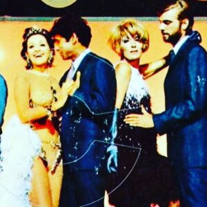 Mairi Hronopoulou Instagram - Πως θέλει η Μαίρη Χρονοπούλου να αποχαιρετήσει αυτό τον κόσμο! 
«Το δικό μου φινάλε!»

«Το τελευταίο «πάρτυ» μου έχει άλλο πλάνο!»

Συνέντευξη στον Γιάννη Αρμουτιδη
ΑΠΟΚΛΕΙΣΤΙΚΟ @armoutidisgiannis 

Παρακολούθησε, πικραμένη, όλη την τελετή «αποχαιρετισμού» της «Μαρθούλας»! Από την τηλεόρασή της. 
«Ήδη, μιάμιση ώρα μετά το θάνατο της Μάρθας, το  τηλέφωνο μου δεν σταμάτησε να χτυπά, ζητώντας δηλώσεις για την τηλεόραση και το διαδύκτιο…»

Στο στεφάνι που έστειλε έγραψε: «Δεν θα σε  ξεχάσω ποτέ Μαρθουλα μου!»
«Γιατί; Γιατί 20 χρόνια, που ήμουν μεταξύ ζωης και θανάτου στα νοσοκομεία, ελαχιστότατες συνάδελφοι ήρθαν να με δούν. Η Δέσποινα Στυλιανοπούλου, η Μπεάτα Ασημακοπούλου και η Μαρθουλα. Καμία άλλη… Καλό κορίτσι!»

Η Μαιρη Χρονοπουλου μίλησε για την καύση μετά το θάνατο. 

«Εγώ το κάνω συμβολαιογραφικά. 
Την όλη διαδικασία παραλαβής της σωρού  μου,  όταν εγκαταλείψω τα εγκόσμια -διότι δεν είναι μόνο η καύσις που με απασχολεί- αλλά και όλη η διαδικασία που θα προηγηθεί.  Τα έχω όλα μυστικά -όπως κι όλη αυτή την ιστορία, υπό απόλυτη σεμνότητα- και λιτά. 

Η τελευταία μου εναπόθεση θα είναι σε λευκό χρώμα. Κι όχι φέρετρο. Κανείς δεν θα ξέρει που θα βρίσκομαι. 
Το τελευταίο «πάρτυ» μου έχει άλλο πλάνο! Η καύση είναι ένας εξαγνισμός! Είναι προτιμότερο να σε σπαράζουν σκαθάρια και σκουλίκια; 
Γιατί φοβούνται οι άνθρωποι τον θάνατο; Δείξτε μου -σε όλη την ανθρώπινη ιστορία- έναν αθάνατο! 
Έζησε ποτέ κανείς αιώνια; Μια απλή μετάβαση είναι! Είναι η μοίρα μας.» 

Έκλαψες για τον θάνατο της Μάρθας; 
«Δεν έχω εύκολο πια το κλάμα, εδώ και πολύ καιρό. Κλαίει μόνο το μέσα μου!»
 
Οι φίλοι σου συμφωνούν με την απόφαση σου για καύση; 
«Δεν τη δημοσιοποιώ κιόλας κάθε μέρα. Εκείνο που είναι βέβαιο ένας πολύ πολύ αγαπητός μου άνθρωπος γίνεται έξαλλος όταν το ακούει. Και είπε ότι θα κάνει το παν για να το εμποδίσει! Λυπάμαι καλέ μου που οι απόψεις μας διίστανται!»

Μ αρέσει να μιλάω με τη Μαιρη Χρονοπούλου. Αλλά και για τους δυο μας, το συγκεκριμένο θέμα έχει τελειώσει πια! Απλά αποχαιρετούμε, και οι δυο, τη φιλη μας. 
@enikosgr @espresssonewsgr @tlifegr @ethnosgr @kathimerini @newsbombgr @in.gr_ @topontikilive @newsbreak.gr @gossiptv