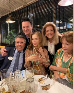 Mairi Hronopoulou Instagram - Ακολουθεί άλμπουμ φωτογραφιών ⭐️Σεμνή τελετή βράβευσης της Μαίρης Χρονοπούλου, για το ανθρωπιστικό της έργο, από τους lions. 
Σε μία σεμνή τελετή, χαμηλών τόνων -λόγω της φορτισμένης ατμόσφαιρας από τα δραματικά γεγονότα του πολέμου που συγκλονίζει την υφήλιο- βραβεύτηκε η ηθοποιός Μαίρη Χρονοπούλου. 
Για την συνεισφορά της στην τέχνη, αλλά και για την αθέατη πλευρά της ζωής της. Την σπουδαία ανθρωπιστική της δράση, αλλά και την κοινωνική της προσφορά. 
Τη βράβευση της Μαίρης Χρονοπούλου έκανε η πρόεδρος της λέσχης LIONS CLUB KIFFISIA ANNE SULLIVAN, Ευρυδίκη Πόθου Σφακιανάκη.
Τα έσοδα της εκδήλωσης θα διατεθούν για την υποστήριξη του παιδικού καρκίνου. 
Μετά την βράβευση της, η Μαίρη Χρονοπούλου ευχαρίστησε για την τιμητική της διάκριση και μίλησε για τον ανείπωτο πόνο που της προκαλεί η επάρατος νόσος στα μικρά παιδιά. 
Το ίδιο βράδυ με την αγαπημένη ηθοποιό, απονεμήθηκε τιμητική πλακέτα στον υπουργό τουρισμού Βασίλη Κικίλια.
Η βραδιά απονομής πλακετών τιμητικής διάκρισης, πραγματοποιήθηκε την Κυριακή 27, Φεβρουαρίου 2022, στις 8:30 το βράδυ, σε λαμπερή αίθουσα των Νοτίων Προαστείων.
Οι τιμητικές διακρίσεις απονεμήθηκαν εν όψη της κοπής της πρωτοχρονιάτικης πίτας των LIONS CLUB KIFFISIA ANNE SULLIVAN. 
Αμέσως μετά παρατέθηκε δείπνο στο οποίο παρέστησαν προσωπικότητες από τον χώρο της πολιτικής σκηνής, της τοπικής αυτοδιοίκησης, του πολιτισμού, της τέχνης, της επιστήμης, και του επιχειρηματικού κόσμου. 
Επίτιμοι προσκεκλημένοι της βραδιάς ο  Κυβερνήτης θέματος 117 Α, Μιχάλης Κλεισαρχάκης, η αμέσως προηγούμενη κυβερνήτης Μαργαρίτα Δασκαλάκη, ο Α' Αντικυβερνήτης Άγγελος Πολυλάς, ο Γραμματέας του Θέματος Μανώλης Βεργετάκης, και η Ταμίας του Θέματος Μαρία Παπαδοπούλου, ο καθηγητης του Χάρβαρντ και χειρουργός οφθαλμολογίας low vision Rehabilitation Στέλιος Καρδιτσάς, ο πλαστικος χειρουργός  Αναστάσιος Τσεκούρας, ο Παναγιώτης Φιλιππας, η Κρίστι Κρανα, η καθηγήτρια πλαστικής χειρουργικής Δεσποινα Κακαγια, ο Γιαννης Τσάκαλος με την σύζυγό του Γλυκερία Τσιτσωνη. 
Την κυρία Χρονοπούλου συνόδευσαν ο δημοσιογράφος και στενός της φίλος Γιάννης Αρμουτιδης και ο σκηνοθέτης Όμηρος Ευστρατιάδης.