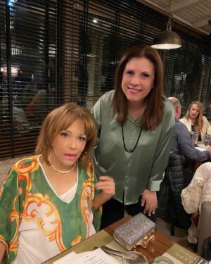 Mairi Hronopoulou Instagram - Ακολουθεί άλμπουμ φωτογραφιών ⭐️Σεμνή τελετή βράβευσης της Μαίρης Χρονοπούλου, για το ανθρωπιστικό της έργο, από τους lions. 
Σε μία σεμνή τελετή, χαμηλών τόνων -λόγω της φορτισμένης ατμόσφαιρας από τα δραματικά γεγονότα του πολέμου που συγκλονίζει την υφήλιο- βραβεύτηκε η ηθοποιός Μαίρη Χρονοπούλου. 
Για την συνεισφορά της στην τέχνη, αλλά και για την αθέατη πλευρά της ζωής της. Την σπουδαία ανθρωπιστική της δράση, αλλά και την κοινωνική της προσφορά. 
Τη βράβευση της Μαίρης Χρονοπούλου έκανε η πρόεδρος της λέσχης LIONS CLUB KIFFISIA ANNE SULLIVAN, Ευρυδίκη Πόθου Σφακιανάκη.
Τα έσοδα της εκδήλωσης θα διατεθούν για την υποστήριξη του παιδικού καρκίνου. 
Μετά την βράβευση της, η Μαίρη Χρονοπούλου ευχαρίστησε για την τιμητική της διάκριση και μίλησε για τον ανείπωτο πόνο που της προκαλεί η επάρατος νόσος στα μικρά παιδιά. 
Το ίδιο βράδυ με την αγαπημένη ηθοποιό, απονεμήθηκε τιμητική πλακέτα στον υπουργό τουρισμού Βασίλη Κικίλια.
Η βραδιά απονομής πλακετών τιμητικής διάκρισης, πραγματοποιήθηκε την Κυριακή 27, Φεβρουαρίου 2022, στις 8:30 το βράδυ, σε λαμπερή αίθουσα των Νοτίων Προαστείων.
Οι τιμητικές διακρίσεις απονεμήθηκαν εν όψη της κοπής της πρωτοχρονιάτικης πίτας των LIONS CLUB KIFFISIA ANNE SULLIVAN. 
Αμέσως μετά παρατέθηκε δείπνο στο οποίο παρέστησαν προσωπικότητες από τον χώρο της πολιτικής σκηνής, της τοπικής αυτοδιοίκησης, του πολιτισμού, της τέχνης, της επιστήμης, και του επιχειρηματικού κόσμου. 
Επίτιμοι προσκεκλημένοι της βραδιάς ο  Κυβερνήτης θέματος 117 Α, Μιχάλης Κλεισαρχάκης, η αμέσως προηγούμενη κυβερνήτης Μαργαρίτα Δασκαλάκη, ο Α' Αντικυβερνήτης Άγγελος Πολυλάς, ο Γραμματέας του Θέματος Μανώλης Βεργετάκης, και η Ταμίας του Θέματος Μαρία Παπαδοπούλου, ο καθηγητης του Χάρβαρντ και χειρουργός οφθαλμολογίας low vision Rehabilitation Στέλιος Καρδιτσάς, ο πλαστικος χειρουργός  Αναστάσιος Τσεκούρας, ο Παναγιώτης Φιλιππας, η Κρίστι Κρανα, η καθηγήτρια πλαστικής χειρουργικής Δεσποινα Κακαγια, ο Γιαννης Τσάκαλος με την σύζυγό του Γλυκερία Τσιτσωνη. 
Την κυρία Χρονοπούλου συνόδευσαν ο δημοσιογράφος και στενός της φίλος Γιάννης Αρμουτιδης και ο σκηνοθέτης Όμηρος Ευστρατιάδης.