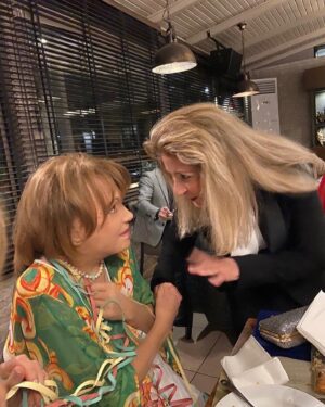Mairi Hronopoulou Instagram - Ακολουθεί άλμπουμ φωτογραφιών ⭐️Σεμνή τελετή βράβευσης της Μαίρης Χρονοπούλου, για το ανθρωπιστικό της έργο, από τους lions. 
Σε μία σεμνή τελετή, χαμηλών τόνων -λόγω της φορτισμένης ατμόσφαιρας από τα δραματικά γεγονότα του πολέμου που συγκλονίζει την υφήλιο- βραβεύτηκε η ηθοποιός Μαίρη Χρονοπούλου. 
Για την συνεισφορά της στην τέχνη, αλλά και για την αθέατη πλευρά της ζωής της. Την σπουδαία ανθρωπιστική της δράση, αλλά και την κοινωνική της προσφορά. 
Τη βράβευση της Μαίρης Χρονοπούλου έκανε η πρόεδρος της λέσχης LIONS CLUB KIFFISIA ANNE SULLIVAN, Ευρυδίκη Πόθου Σφακιανάκη.
Τα έσοδα της εκδήλωσης θα διατεθούν για την υποστήριξη του παιδικού καρκίνου. 
Μετά την βράβευση της, η Μαίρη Χρονοπούλου ευχαρίστησε για την τιμητική της διάκριση και μίλησε για τον ανείπωτο πόνο που της προκαλεί η επάρατος νόσος στα μικρά παιδιά. 
Το ίδιο βράδυ με την αγαπημένη ηθοποιό, απονεμήθηκε τιμητική πλακέτα στον υπουργό τουρισμού Βασίλη Κικίλια.
Η βραδιά απονομής πλακετών τιμητικής διάκρισης, πραγματοποιήθηκε την Κυριακή 27, Φεβρουαρίου 2022, στις 8:30 το βράδυ, σε λαμπερή αίθουσα των Νοτίων Προαστείων.
Οι τιμητικές διακρίσεις απονεμήθηκαν εν όψη της κοπής της πρωτοχρονιάτικης πίτας των LIONS CLUB KIFFISIA ANNE SULLIVAN. 
Αμέσως μετά παρατέθηκε δείπνο στο οποίο παρέστησαν προσωπικότητες από τον χώρο της πολιτικής σκηνής, της τοπικής αυτοδιοίκησης, του πολιτισμού, της τέχνης, της επιστήμης, και του επιχειρηματικού κόσμου. 
Επίτιμοι προσκεκλημένοι της βραδιάς ο  Κυβερνήτης θέματος 117 Α, Μιχάλης Κλεισαρχάκης, η αμέσως προηγούμενη κυβερνήτης Μαργαρίτα Δασκαλάκη, ο Α' Αντικυβερνήτης Άγγελος Πολυλάς, ο Γραμματέας του Θέματος Μανώλης Βεργετάκης, και η Ταμίας του Θέματος Μαρία Παπαδοπούλου, ο καθηγητης του Χάρβαρντ και χειρουργός οφθαλμολογίας low vision Rehabilitation Στέλιος Καρδιτσάς, ο πλαστικος χειρουργός  Αναστάσιος Τσεκούρας, ο Παναγιώτης Φιλιππας, η Κρίστι Κρανα, η καθηγήτρια πλαστικής χειρουργικής Δεσποινα Κακαγια, ο Γιαννης Τσάκαλος με την σύζυγό του Γλυκερία Τσιτσωνη. 
Την κυρία Χρονοπούλου συνόδευσαν ο δημοσιογράφος και στενός της φίλος Γιάννης Αρμουτιδης και ο σκηνοθέτης Όμηρος Ευστρατιάδης.