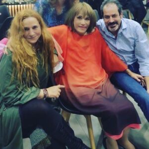 Mairi Hronopoulou Instagram - Ακολουθεί μεγάλο κείμενο. Μην το χάσετε! Φίλες, φίλοι γεια σας. Μέρες έχουμε να τα πούμε ε; Συνήθως όταν ψιλοεξαφανίζομαι κάτι ψιλό τρέχει με τα ψυχολογικά μου. 
Αυτή τη φορά όμως, κόντρα στον καιρό. Νιώθω ΕΚΤΑΚΤΑ!  Καλύτερα από ποτέ. 
Σοβαρή έλλειψη όμως είναι το πόσο μαθητευόμενη παραμένω στην καινούργια τεχνολογία. Απορώ πως μπορεί και με ανέχεται ο παλιός, καλός μου φίλος Γιαννης Αρμουτίδης που μου έφτιαξε αυτή τη σελίδα στο Instagram, και μου την ενημερώνει. Με πλήρη σεβασμό, γιατί ούτε ενα «και» αναγράφεται χωρίς να το έχω πει. Και τα σημεία στίξης είναι δικά μου. Αυτά για τα κείμενα που αναρτώ, ως και αυτά που απαντώ. Έτσι κάποιες πολύ όμορφες φωτογραφίες, τις είχα μπλοκάρει στο κινητό μου και μόνο ο μέγας ειδήμων Γιάννης τις ανέσυρε. Είναι από μια πανέμορφη εκδήλωση που έγινε στα τέλη  Δεκέμβρη στο «Φυσίαθλον». Και λέω πανέμορφη, γιατί οι συνδαιτυμόνες ήταν μικρά παιδάκια. Τοσούκιλα παιδάκια. Αγοράκια και κοριτσάκια που κάνουν χορό εκεί. Εκκλήθην να πω παραμύθι, σκάρωσα ενα στα πρόχειρα, αλλά τα παιδάκια γοητεύτηκαν. Με αγκαλιάσαν με ζουλήξαν, με λίγα λόγια εισέπραξα αγάπη για έναν χρόνο. Υπέροχη βραδιά! Άξια συμπαραστάτις μου η αγαπημένη μου Ευανθία Ρεμπούτσικα που λατρεύει κι αυτή τα παιδιά. Σας παραθέτω 5 στιγμιότυπα