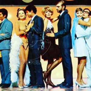 Mairi Hronopoulou Instagram - Ποια ήταν η ανυπέρβλητη σκηνή της Μάρθας Καραγιάννη, που έμεινε χαραγμένη στη μνήμη της Μαίρης Χρονοπούλου! 
Πολλές σκηνές χαρακτηριστικές έμειναν στη μνήμη της Μαιρης αλλά βρίσκει ανυπέρβλητη την ποδοσφαιρική περιγραφή της Μάρθας για τον ποδοσφαιριστή Μασούρο (κατα κόσμον Κώστα Βουτσά)!
Το κατευόδιο της Μαίρης Χρονοπούλου στην αδελφική της φίλη.
«Μαρθούλα, γλυκό μου κορίτσι, να είναι το ταξίδι σου ήρεμο. Έχουμε πολλά να πούμε όταν συναντηθούμε…» 
Του ΓΙΑΝΝΗ ΑΡΜΟΥΤΙΔΗ
ΑΠΟΚΛΕΙΣΤΙΚΟ 
Η Μαίρη Χρονοπούλου μιλά για ένα από τα ομορφότερα κορίτσια των ελληνικών μιούζικαλ, που παρότι δεν υπήρξαν ποτέ κολλητές, παρέμειναν -έως και σήμερα-  αδελφικές φίλες! 
«Δεν ήταν κολλητή μου,  αλλά είχαμε αδελφικές σχέσεις. Ήταν από τις ελαχιστότατες συναδέλφους που με επισκεπτόταν στο νοσοκομείο, τόσα χρόνια που ήμουν άρωστη. Αυτή και η Μπεάτα Ασημακοπούλου. Δεν ήταν καμία τους κολλητή μου. Με την Μπεάτα μάλιστα είχαμε να συναντηθούμε 40 χρόνια! Μετά από τρεις μήνες έφυγε από καρκίνο! Είμαι κουρέλι. Τόσοι θάνατοι, σε δυο ημέρες μέσα. Αισθάνομαι ότι ακολουθώ... Και όλοι σχεδόν μικρότεροι μου.
Αυτό το διήμερο ήταν ενα ‘Αουσβιτς καλλιτεχνικό. 
Τέτοιο μαζικό θανατικό, είναι απλά απίστευτο. Ψάχνοντας  γύρω μου σκηνοθέτες, ηθοποιούς, χορογράφους, βλέπω μια απέραντη ερημιά. Ενα καθολικό, καλλιτεχνικό μακελειό. Απλά, δεν το αντέχω. Δεν αντιμετωπίζεται εύκολα αυτή η «σφαγή»! 

Αναφέρθηκε όμως και σε ενα χαρακτηριστικό, υπέροχο στιγμιότυπο υποκριτικου κρεσέντο της Μάρθας Καραγιάννη. 
«Με την Μάρθα παίξαμε, μαζί, μόνο στα μιούζικαλ. 
Την θυμάμαι συνεχώς μέσα σε μια δίαιτα, για να βάζει μπικινακια (όλοι της ζητούσαν να εμφανίζεται με μαγιό) και βλαστημούσε την ώρα και την στιγμή. Πρόσεχε πολύ την σιλουέτα της…
Δεν θα ξεχάσω ποτέ την ποδοσφαιρική περιγραφή που έκανε, για τον αγαπημένο της Κώστα Βουτσά (στον ρολο του ποδοσφαιριστή Μασούρου, στην ταινια «Μια κυρια στα μπουζούκια»).
Ήταν ανυπέρβλητη εκεί!
Μαρθουλα, γλυκό μου κορίτσι, να είναι το ταξίδι σου ήρεμο. Έχουμε πολλά να πούμε όταν συναντηθούμε…»
#tlife #espressonews #enikos #kathimerini #protothema #nea #ert #mega #ant1tv #alpha #gossiptv #hellogr