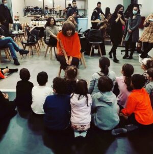 Mairi Hronopoulou Instagram - Ακολουθεί μεγάλο κείμενο. Μην το χάσετε! Φίλες, φίλοι γεια σας. Μέρες έχουμε να τα πούμε ε; Συνήθως όταν ψιλοεξαφανίζομαι κάτι ψιλό τρέχει με τα ψυχολογικά μου. 
Αυτή τη φορά όμως, κόντρα στον καιρό. Νιώθω ΕΚΤΑΚΤΑ!  Καλύτερα από ποτέ. 
Σοβαρή έλλειψη όμως είναι το πόσο μαθητευόμενη παραμένω στην καινούργια τεχνολογία. Απορώ πως μπορεί και με ανέχεται ο παλιός, καλός μου φίλος Γιαννης Αρμουτίδης που μου έφτιαξε αυτή τη σελίδα στο Instagram, και μου την ενημερώνει. Με πλήρη σεβασμό, γιατί ούτε ενα «και» αναγράφεται χωρίς να το έχω πει. Και τα σημεία στίξης είναι δικά μου. Αυτά για τα κείμενα που αναρτώ, ως και αυτά που απαντώ. Έτσι κάποιες πολύ όμορφες φωτογραφίες, τις είχα μπλοκάρει στο κινητό μου και μόνο ο μέγας ειδήμων Γιάννης τις ανέσυρε. Είναι από μια πανέμορφη εκδήλωση που έγινε στα τέλη  Δεκέμβρη στο «Φυσίαθλον». Και λέω πανέμορφη, γιατί οι συνδαιτυμόνες ήταν μικρά παιδάκια. Τοσούκιλα παιδάκια. Αγοράκια και κοριτσάκια που κάνουν χορό εκεί. Εκκλήθην να πω παραμύθι, σκάρωσα ενα στα πρόχειρα, αλλά τα παιδάκια γοητεύτηκαν. Με αγκαλιάσαν με ζουλήξαν, με λίγα λόγια εισέπραξα αγάπη για έναν χρόνο. Υπέροχη βραδιά! Άξια συμπαραστάτις μου η αγαπημένη μου Ευανθία Ρεμπούτσικα που λατρεύει κι αυτή τα παιδιά. Σας παραθέτω 5 στιγμιότυπα