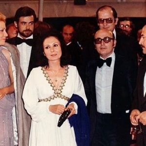 Mairi Hronopoulou Instagram - Άσχημη ημέρα, άσχημες μνήμες. Σαν σημερα πριν από 10 χρόνια, χάσαμε τον Θοδωρή μας.Τον Θόδωρο Αγγελόπουλο. Τον Θόδωρο της καρδιάς μας. Με έναν απρόσμενο και φρικτό τρόπο. Μας μένουν μόνο αναμνήσεις. Οι συνεργασίες μας σε 3 ταινίες και η τρυφερή παρέα μας. Τώρα ο Θόδωρος θα έχει βρει τον τρόπο να γυρίζει ταινίες στη γειτονιά των αγγέλων. Είμαι σίγουρη γι’ αυτό. Γιατί στις φλέβες του δεν κύλαγε αίμα, αλλά σελληλοιντ. Φίλε μας Αντίο. Όχι για πάντα. Η δική σου Μαίρη. Στη φωτό: MAIPH XPONOΠOYΛOY, EYA KOTAMANIΔOY, ΘOΔΩPOΣ AΓΓEΛOΠOYΛOΣ, BAΓΓEΛHΣ  KAZAN.
EΠIΣHMH  ΣYMMETOXH THΣ TAINIAΣ "OI KYNHΓOI " ΣTO ΦEΣTIBAΛ KANNΩN