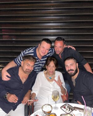 Mairi Hronopoulou Instagram - Μας φιλοξένησαν με μοναδικό φαγητά! Ήπιαμε υπέροχα κοκτέιλ. Πλην @marychronopoulou_official Που προτίμησε λευκό κρασί Μαλαγουζιά και τίποτε άλλο. Η βραδιά κύλησε υπέροχα. Η ενέργεια, ήταν μοναδική!