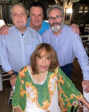 Mairi Hronopoulou Instagram - Η Μαίρη δεν είναι γυναίκα του κρασιού. Και δηλώνει απερίφραστα ότι παραέχει  γυναικεία γούστα στο κρασί. Φτάνει άντε μέχρι ροζέ. Και αυτό πολύ λίγο. Λατρεύει την μπυρα και τους χυμούς από φρούτα. Άσε την κατάχρηση στην cola. Αυτές είναι όλες οι αλήθειες για τα γούστα της Μαίρης στο πιοτί.  Προχθές όμως, στις μαγικές ψαρροσυνταγές και θαλάσσοσυνταγές που μας ξετρέλαναν, δεν τις  φανταστήκαμε ποτέ να συνοδεύονται από μπύρα ή αναψυκτικά! Κι έτσι το ρίξαμε λιγάκι έξω. Με μπόλικο, μπόλικο ροζέ κρασί.