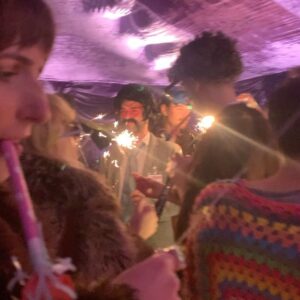 Maisie Williams Instagram - in honour of turning 27, i hosted a 70s disco themed party. and it was the best night of my life (so far) 🪩🕺🏻📀🎸

thank you to @cirocvodka for your generosity 🤍