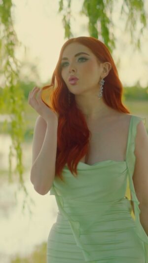 Maisy Kay Instagram - I felt like a princess all day on set for “Technicolor Honeymoon” 👸👸 #newmusic #popmusic #indiepop #singersongwriter #independentmusician