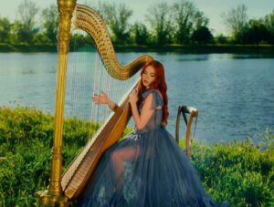 Maisy Kay Instagram - Did you know I can play the harp?? Me neither… 🙈🙈 #newmusic #popmusic #indiepop #singersongwriter #independentmusician