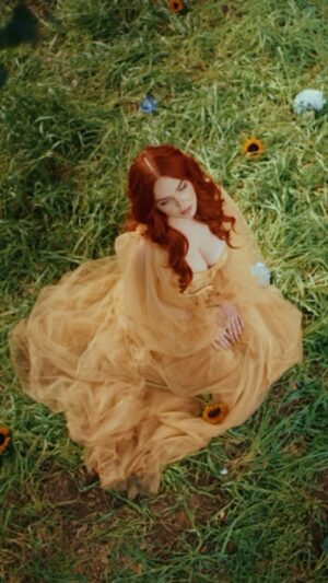 Maisy Kay Instagram - The official music video for “Sunlight” is OUT NOW! I hope you love it as much as I do 🥰 Link in bio!