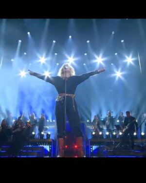 Maja Ivarsson Instagram - ABBA! Vilken kväll, tack alla ni som kollade hemma i tv-soffan och alla ni i publiken. Ovanligt bra drag för en tv produktion. Thank you @beatrizvazquezatelier for the bling!