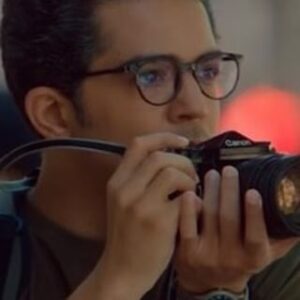 Majid Norouzi Instagram - 🎬
«خواب دیدم یک زن دیگه‌ام، اون زنم داشت تو خواب می‌دید یک زن دیگه است»
آنونس فیلم «تارا» رونمایی شد

آنونس فیلم سینمایی «تارا» به کارگردانی کاوه قهرمان رونمایی شد. 
این فیلم سینمایی به زودی در سراسر کشور بر پرده می‌رود.
رعنا آزادی‌ور، مهدی پاکدل، نازنین فراهانی، سروش صحت، معصومه بیگی و مجید نوروزی بازیگران «تارا» هستند.
در خلاصه داستان این فیلم سینمایی آمده: «تارا در آستانه ی گرفتن تصمیمی‌ست که همسرش بهرام از آن بی‌خبر است. تصمیمی که قرار است مسیر زندگی این زوج را دستخوش تغییراتی کند. و همین دستمایه‌ای می‌شود تا فیلم داستانِ گذشته، حال و آینده‌ی رابطه‌ی تارا و بهرام را روایت کند. گذشته، حال و آینده‌ای که چون رویایی در هم تنیده‌اند.»
«تارا» اولین فیلم بلند سینمایی است که کاوه قهرمان کارگردانی می‌کند. او پیش از این در زمینه ساخت فیلم کوتاه و تیزر‌های تبلیغاتی فعال بود و جوایز معتبری نیز دریافت کرده است.
تهیه این فیلم سینمایی را سید غلامرضا موسوی بر عهده دارد و سینا شَعربافی تهیه‌کننده اجرایی آن است.

#فیلم_سینمایی_تارا
#مجید_نوروزی 
#majid_norouzi 
#تارا
