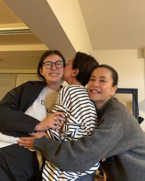 Makiko Watanabe Instagram - コマキったら。
スナックこまきへ再び。

こまきちゃんは、マキちゃん。
小さなマキちゃんだから、
こマキちゃん。

スタイリストで、私もたまにお世話になっていたりします。

そこだけに留まらず、好きなことにドンバマリするのが、こマキちゃん。

韓国ドラマの聖地巡りガイドブックを出版したり。お洋服を企画したり。

ご実家秘伝の”胡麻だれ”を企画販売。
美味いよ。

コマキちゃんのお料理は美味い。
全てが無限ループしてしまう。

りえちゃんご夫婦とスナックこまき宴。
いろんなご縁があるんだなぁ。
楽しかった。

りえちゃんは柔らかいのにカッコいい。
会うと私の背筋もピッとノビル。

りえちゃんのニットのサイズ感が抜群に良くて、とてもお気に入りご満悦のワタイ。

#スナックこまき