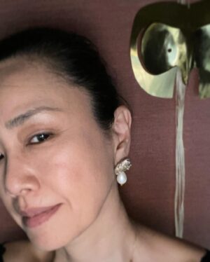 Makiko Watanabe Instagram - 久しぶりに、ドレスアップ。
かわいいマッシュルームの形。
お気に入りの
@palejute のワンピース着たから。
@sophia203 の耳飾りで。

ワンピースの写真撮るの忘れた。

#over50__style
@over50__style