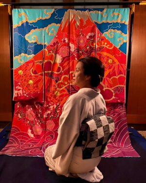 Makiko Watanabe Instagram - Tokyo Vice season2 
撮影の間の一コマ。
オフショットってやつね。

お題・戸澤夫人の野望。

笑笑
#MrsTozawa 
#tokyovice2
@tokyovicemax 
@wowow_tokyovice