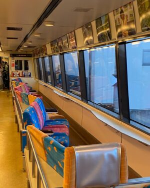 Makiko Watanabe Instagram - 初めての列車。

熱海から伊豆高原まで走るキンメ号。
たまたま乗る事ができました。
黒い列車は黒船号と言うらしいです。

海に向けられた金目柄のシートにビックリ。風景を楽しみながら目的地へ向かいます。

途中の駅では改札の向こうに水面が。

列車の中では海外からの観光客と、そこで暮らす方々が混じっていました。

ローカル線の面白さ。
ガタゴトのんびりと揺られながら。

新しい現場の始まり始まり。