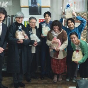 Makiko Watanabe Instagram - NHK BSプレミアムドラマ
「舟を編む 〜私、辞書つくります〜」
無事に最終回を迎えました。

ご一緒させていただいた皆様や
ご覧いただいてきた方々に感謝申し上げます。

そこでどう立っていられるのか、けっこう悩みや迷いもありました。
優しいカンパニーに迎えられていたことを実感しています。本当にありがとうございました。

改めて、
エラちゃん、洋次郎さん、ありがとう。
おーちゃん、岩松さん、いつも楽しかったです。子供の頃から映画やテレビ、舞台で活躍する俳優になりたかった私。まさか柴田さんとご一緒できる日が来るなんて思っていませんでした。「ナベちゃんて」と呼ばれた時に「マジか私の未来！」となりました。たくさんお話をしていただき、とても嬉しかったです。

いつだって集合と解散。
この度も明日につながる解散となったように、私は思っています。

再放送や、配信も続いていきます。
まだ見てないなって方がいらっしゃいましたら、ぜひね、みてくださいね。