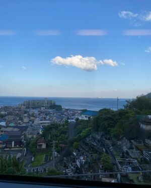 Makiko Watanabe Instagram - 初めての列車。

熱海から伊豆高原まで走るキンメ号。
たまたま乗る事ができました。
黒い列車は黒船号と言うらしいです。

海に向けられた金目柄のシートにビックリ。風景を楽しみながら目的地へ向かいます。

途中の駅では改札の向こうに水面が。

列車の中では海外からの観光客と、そこで暮らす方々が混じっていました。

ローカル線の面白さ。
ガタゴトのんびりと揺られながら。

新しい現場の始まり始まり。