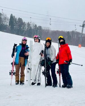 Makiko Watanabe Instagram - 春スキーで、まさかの新雪。
初めてのゲレンデ、かぐらみつまた。
初めての中級コースと号泣。

小学生をやり直した気持ちの春。

 Women's ski Party⛷️

心の折れた私、笑

一緒にいてくれた彼女達の爆笑でしか乗り越えられなかったと思う。

I really appreciate your great compassion and humor.
LoveXXX

P.S. ダイさん
お写真ありがとうございました。