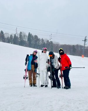Makiko Watanabe Instagram - 春スキーで、まさかの新雪。
初めてのゲレンデ、かぐらみつまた。
初めての中級コースと号泣。

小学生をやり直した気持ちの春。

 Women's ski Party⛷️

心の折れた私、笑

一緒にいてくれた彼女達の爆笑でしか乗り越えられなかったと思う。

I really appreciate your great compassion and humor.
LoveXXX

P.S. ダイさん
お写真ありがとうございました。