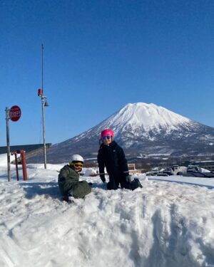 Makiko Watanabe Instagram - 今冬の渡辺サーカスの旅。
ニセコ方面。

1日目 アンヌプリ
2日目ヒラフ

どちらも所詮、初級者コース。
贅沢と言えば、贅沢。

今年はいろんな場所に行っている事が進化。自分の道具で滑っている喜びも大きい。

東京で春一番が吹いちゃったりして。
やはり北の大地にも春の気配。

それでも雪はまだありました。

気候の事を考えながら、
スキーをする事になります。

いつまで一緒に行けるかなー。

は、

スキーを出来る環境があるのかなと。
環境問題は深刻です。
それだけではありません。　
自分の年齢、環境、コミュニティのあり方、などなど考えます。

仕事を通して考えるのとは別の視野が開ける気がしています。

まあ、スキー⛷️する為の屁理屈に聞こえてしまうかも知れませんが。

ところで、
富良野でなんか調子悪かったスキーブーツがすんなり履けました。
下ろしたてなうえに気温で硬くなってたってことかな。

まあ、よかった。

長くお世話になっている先輩のご好意で家族とたっぷりと良い時間を過ごせました。ありがとうございます。

#ブラマキコ 
#北海道 #ニセコ
#niseko #hokkaido #familyski