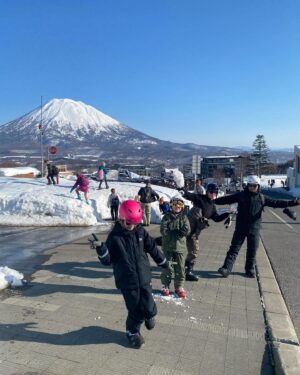 Makiko Watanabe Instagram - 今冬の渡辺サーカスの旅。
ニセコ方面。

1日目 アンヌプリ
2日目ヒラフ

どちらも所詮、初級者コース。
贅沢と言えば、贅沢。

今年はいろんな場所に行っている事が進化。自分の道具で滑っている喜びも大きい。

東京で春一番が吹いちゃったりして。
やはり北の大地にも春の気配。

それでも雪はまだありました。

気候の事を考えながら、
スキーをする事になります。

いつまで一緒に行けるかなー。

は、

スキーを出来る環境があるのかなと。
環境問題は深刻です。
それだけではありません。　
自分の年齢、環境、コミュニティのあり方、などなど考えます。

仕事を通して考えるのとは別の視野が開ける気がしています。

まあ、スキー⛷️する為の屁理屈に聞こえてしまうかも知れませんが。

ところで、
富良野でなんか調子悪かったスキーブーツがすんなり履けました。
下ろしたてなうえに気温で硬くなってたってことかな。

まあ、よかった。

長くお世話になっている先輩のご好意で家族とたっぷりと良い時間を過ごせました。ありがとうございます。

#ブラマキコ 
#北海道 #ニセコ
#niseko #hokkaido #familyski