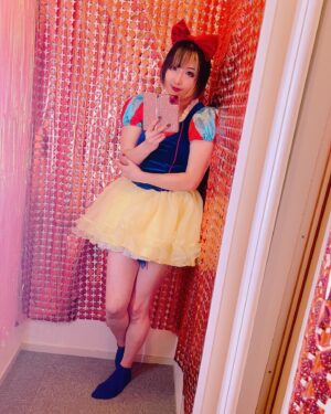 Makoto Instagram - 私の今の夢、目標は
.
.
.
.
コスプレ撮影スタジオ付きの常設会場・真琴アリーナ(仮)を作ることです！
そしてそこで松澤さんを食堂のおばちゃんとして働かせることです！
＆選手がいつでも宣材写真を撮れるようにしてあげることです！
このあいだ、
メキシコ遠征がWWEに繋がるといいね、とふと言われて
もやもやっとしてしまって…
自分の過去の発言の責任だということはわかってるのですけど…
今のWWE、正直全然見てないですし、
夢や、やりたいことって
変わりますよね…
なんかかっこ悪いな、って自分でも思うのですけど
これが素直な気持ちなので…
昔は選択肢がそれしかなかったけれど、
今は日本にいても世界中に届けることができるんだな、って思ってます
私も有難いことに、アメリカやイタリア、シンガポール
メキシコ、香港、中国、台湾、韓国、インドネシアとか、
たくさんの国に行かせていただいてて、
北欧や、中東の国からオファーを頂いたこともあります！(日程かぶってて実現せず🥲)
もちろん海外で試合できるのは本当に嬉しいことです！！
でもやっぱりずーっと海外に住むのは私には無理だなって実感させられて…
大人になり考え方もだいぶ変わって、
今の夢・目標は
真琴アリーナ(仮)建設です
できれば秋葉原がいいです
ごめんなさい
でもこういう気持ちもまた変わる時がくるかもしれないです