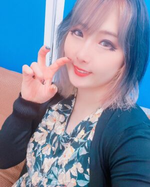 Makoto Instagram - 定期的に言ってますが…❤️‍🩹
ホントは奥2重で、毎日ふたえ用テープでふたえのはば広げてるのですけど、
テープ代が月4000円くらいかかってることに最近気づきまして…
もう10年以上やってるので計算したら…((((；ﾟДﾟ))))((((；ﾟДﾟ))))
いっそプチ整形したい、、、🥲
そのほうが絶対やすい…😭
でも職業柄、絶対カオ蹴られるので
コワくて出来ない🥲