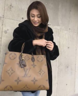 Makoto Instagram - #プロレスラー として微妙な投稿です、すみません🙇‍♀️
氷川きよしさんとオソロ…😂な
#ルイヴィトン の#オンザゴー の1番大きいやつ(GMサイズ)を
マネージャーの松澤さんに買ってもらったのですが
やっぱり大きすぎて持て余しています…😂
ほかのサイズのものと交換してくれるかた居ないかなぁ、、、などと思って投稿してみます😂
中古でも偽物でもないホンモノです！
証明書？あります！
小田急百貨店のルイヴィトンで買ってもらいましたっ
気になる方いたらDM下さい！😭
#オンザゴーmm#オンザゴーgm
#オンザゴーpm#louisvuitton#onthego
#ブランドバッグ#大きめバッグ#交換希望#交換#トレード#ブランド品#ブランド#ハイブランド#バッグ#鞄#歌舞伎町#キャバ嬢#ホスト
#ブランド好き な方に届け…！