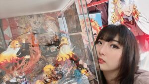 Makoto Instagram - フリーランスで固定収入があるわけではないので
6帖の部屋に住んでるのですが
お仕事＆推しごと上、ふつうの一人暮らしの女性より全然荷物が多いのに(例えば沢山のガウンやコスチュームやコスプレ衣装、練習道具など)
片付くわけがないですよね、、、！？
部屋が汚いのは私のせいじゃないですよね、、、！
クリスマスプレゼントは今より広い部屋がほしいです🫨