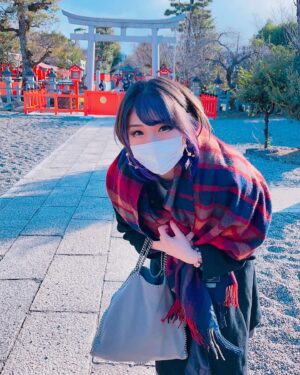 Makoto Instagram - 子供の頃からおばあちゃんに連れられて神社やお寺にたくさん行っていたので
好きです！
落ち着きます！
写真は大好きな #車折神社 さん
玉垣もしてもらってます!!✨