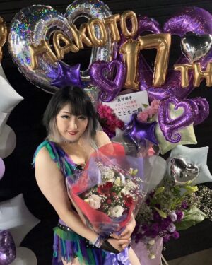 Makoto Instagram - 暑いのホントに苦手な中、16試合完走、、、！
月19試合したこともあります🥺
…こんなに試合してても、
Twitterのフォロワーさんが27000人いても
私のことを知らない人は知らなくて、
興味ない人は興味なくて
ぜんぜん相手にされてなかったり、
試合の感想とか読んでても
たとえばタッグマッチで私にだけ触れられてなかったり
(だからあんまり関係者のかたのツイートみなくなりました🦴)
単に私が印象を残せなかった、というシンプルな理由なのですが
シンプルだからこそ、スっとココロに入ってきて深く沈殿していきます💭
悔しい、、
でもそういうシビアな世界だからこそ上に行く人はみんなギラギラできるんですよね、、、
本当に向いてない人は向いてない世界だ🥲
でも私はまだ存在していたい…！💐
なら己をアップグレードさせ続けるしかないんです、、！
今、も必ずいつか過去のものになってしまうから😭
何が言いたいのかと言うと
いつも応援にきてくださる皆さん
配信で見て下さってる皆さん、
SNSで反応してくださる皆さん、
本当に本当にありがとうございます！！
皆さんの存在のあたたかさが
心に沁みいります、、、！