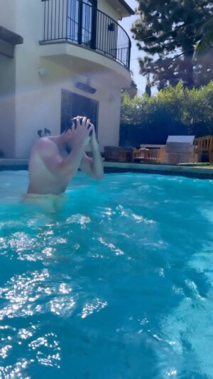 Maksim Chmerkovskiy Instagram - Never loved swimming but love that spent time in swimming classes when I was young and respect it, a lot.
Swimming is hard. Hard swimming is even harder. 
Also not many things are as good for the head and mood as swimming. 

Also, almost let someone I don’t care about alter my happy state today. Remembered I have this, swam and now I’m back to not caring. 

#meditation 
#notimeforbullshit