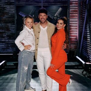 Maksim Chmerkovskiy Instagram - These #SYTYCD judges are finale ready! 😍🔥 Catch them hit the stage one last time for Season 18, TONIGHT on @foxtv and streaming next day on @hulu.