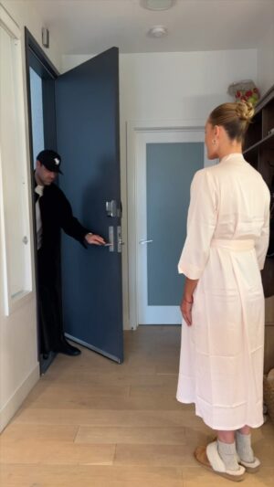 Maksim Chmerkovskiy Instagram - How @petamurgatroyd welcomes me home. 
Such a nice wife.
