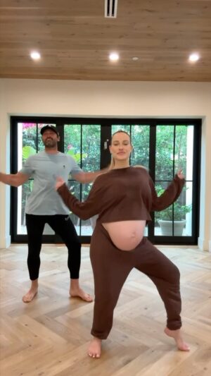 Maksim Chmerkovskiy Instagram - Bumpin along at 35 weeks! 🙈🍑🤰🏼 Fam of 5 coming in hot haha….dancing until the very end!! 

#dancers #8monthspregnant #couplegoals #couplevideos #coupleswhodance Choreo: @cost_n_mayor 🎉