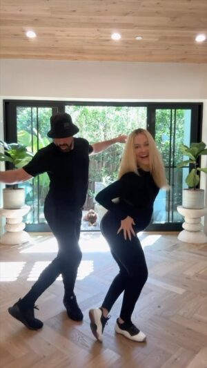 Maksim Chmerkovskiy Instagram - Top Of The Morning To You ☀️
LETTTSSSSS GOOOO! 

#dance #salsa #baile #couplevideos #couplelove #6monthspregnant #preggo 

Inspired by the great @koko_iwasaki @sofiaghavami 😝 @hernandeztatan30